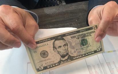 Falsificador de dólares despintaba e imprimía billetes