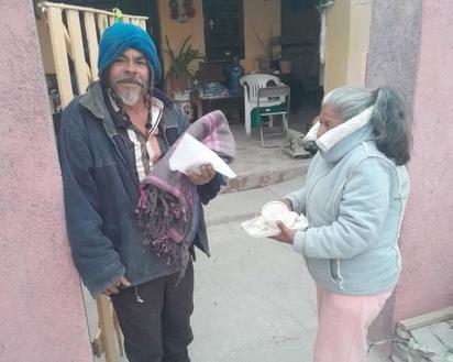 Católicos llevan alimentos y abrigos a colonias vulnerables 