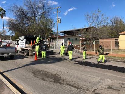 Bacheo en la carretera federal 57 por malas condiciones