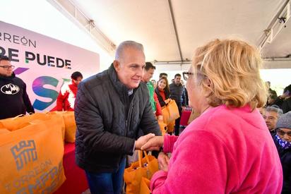 Entregan 300 kits del programa “Abrígate Torreón”