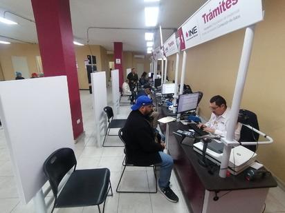 Ciudadanos y jóvenes llenan módulo de credencialización de INE 