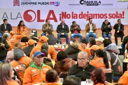 Alcalde de Torreón entrega reconocimientos y anuncia aumento salarial a los trabajadores de La Ola
