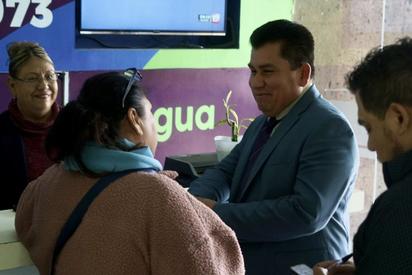 Gerente de Simas atiende a usuarios con problemas de adeudo.