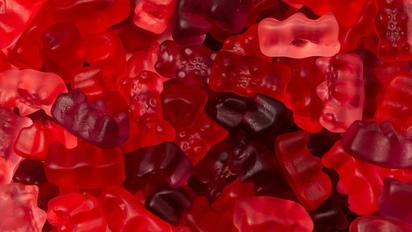 ¿Adiós a los dulces de colores? EU prohíbe el colorante rojo No. 3 tras vincularlo al cáncer