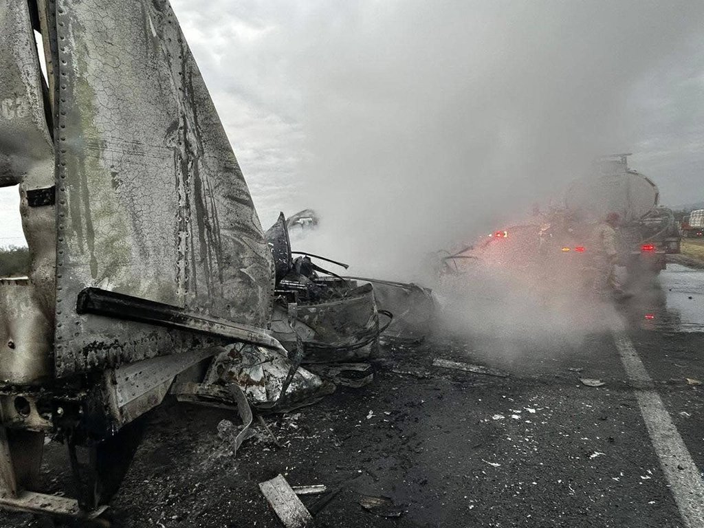 Accidente: Autoridades y cuerpos de rescate trabajan en el lugar.