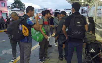 Pueblos indígenas de la frontera sur 'ponen el ejemplo' y alimentan a migrantes varados