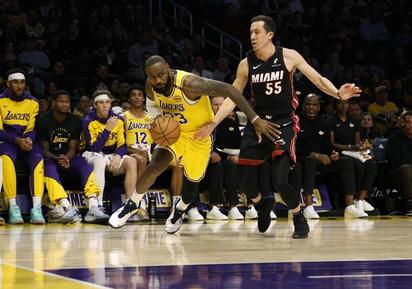 Los Lakers remontan a los Heat y los Celtics se estrellan ante los Raptors