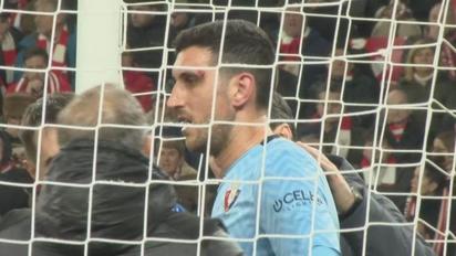 Sergio Herrera da el susto en el Athletic-Osasuna: con sangre y aturdido, abandona el césped en camilla