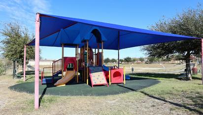 Colocan mallas sombras en parques infantiles de Eagle Pass