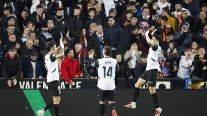 Valencia logra un vital triunfo ante la Real Sociedad y sale del último puesto