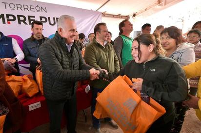 Llevan el “Operativo Abrigo” al ejido La Estrella; entrega 300 kits de cobijas y alimento