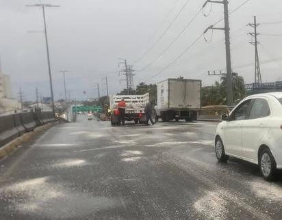 Protección Civil coloca sal en puentes para evitar congelamiento