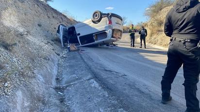 El conductor de vagoneta resulta ileso tras una aparatosa volcadura en la autopista Premier