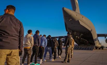 Inician vuelos de deportaciones masivas de migrantes bajo la nueva administración de Trump