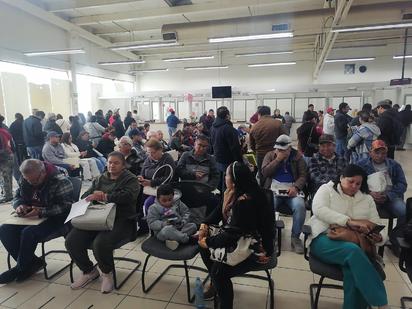 Contribuyentes abarrotan oficinas por replaqueo en Monclova