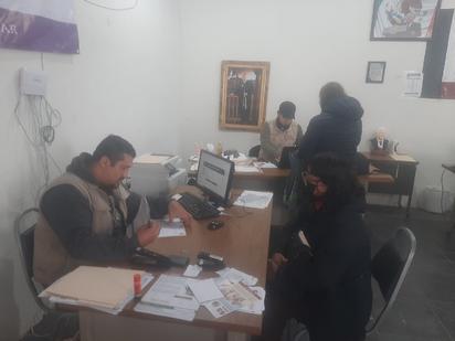 Comienza entrega de tarjetas a adultos mayores dados de baja en 2024, tras 5 meses de espera