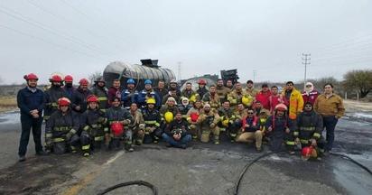 Reconocen labor de bomberos de toda la región tras explosión de pipa
