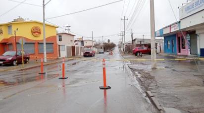 Se abre zanja en calle