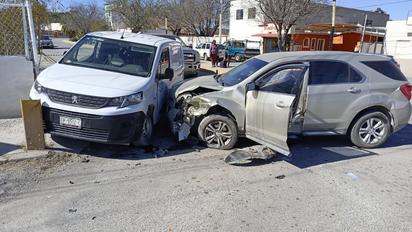 Imprudencia al volante deja tres lesionados en fuerte choque en Monclova