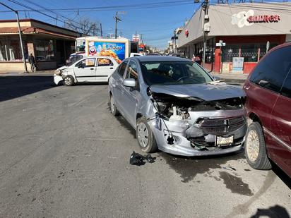 Adulto mayor provoca choque en el centro de Monclova por ignorar semáforo 