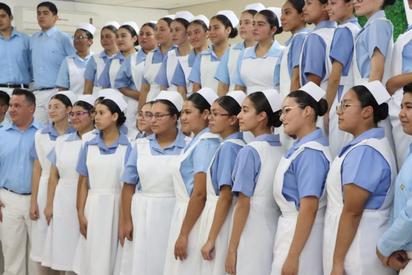 Realizan imposición de cofias en la Escuela de Enfermería 'Dr. Alfonso R. Riddle'