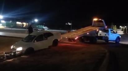 Automóvil termina atascado tras accidente en libramiento