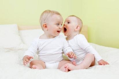¿Cuándo empiezan a aprender el lenguaje los bebés? Este nuevo estudio cambia lo conocido