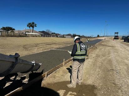 Eagle Pass construye una milla de ciclovía 