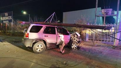 Conductor destroza dos postes y su auto en Boulevard República 