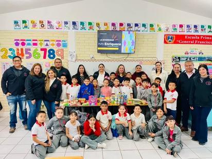 Alumnos de la primaria 'Francisco Villa' recolectan alimentos para familias necesitadas con apoyo de la Fundación Bravitos de Corazón