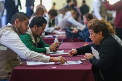 Mujeres reciben apoyo económico de 3 mil pesos del Bienestar