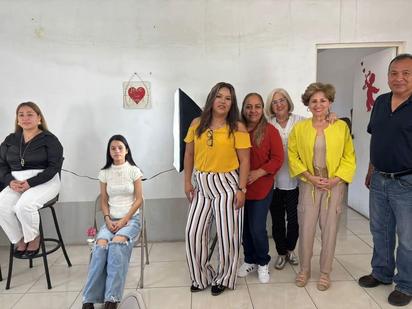 DIF inicia curso de maquillaje para capacitar a jóvenes en belleza