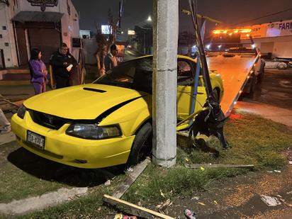 Conductor choca su Mustang contra poste en avenida Martínez