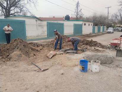 El drenaje de la primaria Benito Juárez es reparado para mejorar condiciones escolares