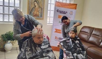 Cortes de cabello gratuitos para los ancianitos del asilo ES Un gesto de solidaridad