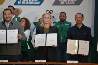 Laura Jiménez acompaña al gobernador Manolo Jiménez en la firma del convenio Mejora Coahuila