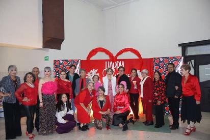 Adultos mayores de San Juan de Sabinas disfrutan del día del amor y la amistad