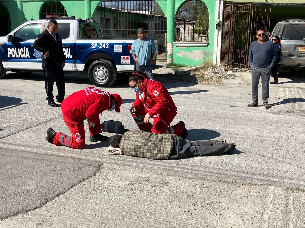 policiaca: Socorristas de Cruz Roja lo trasladaron a un hospital.