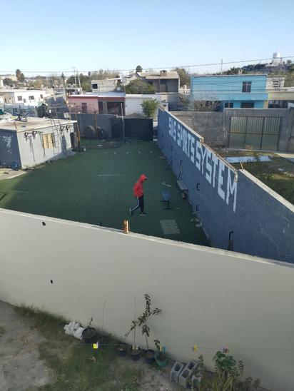 Vecinos se quejan porque dueño de gym usa sus paredes 
