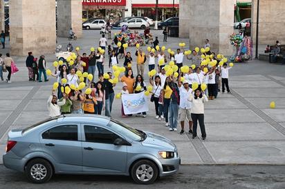 Ciudadanos forman lazo humano contra el cáncer infantil