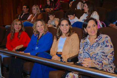Karina Ríos Ornelas disfruta del espectáculo 'Harry Potter Sinfónico' en apoyo a una causa solidaria