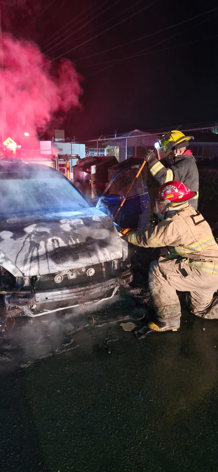 policiaca: El motor del auto quedó reducido a cenizas.