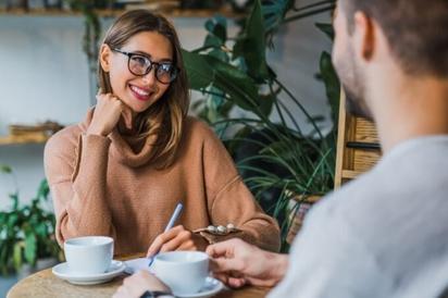 El sorprendente significado de una sonrisa constante, según la Psicología