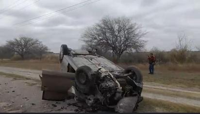 Vehículo de empresa forrajera sufre volcadura en la Carretera 57