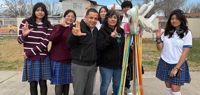 Estudiantes colaboran con la comunidad