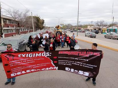 Docentes marchan contra la reforma a la ley del ISSSTE 2025