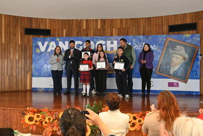  Alumnos son premiados en certamen ‘Dibujando como Van Gogh’
