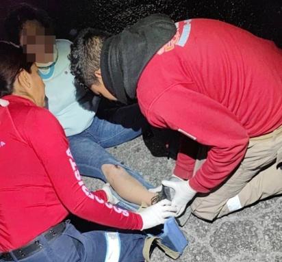 Joven en moto fue derribada por camión; conductor responsable huye