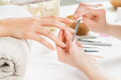 ¿Es segura la manicura rusa? Conoce sus beneficios y riesgos