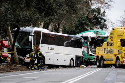 Emergencias atienden a 34 heridos tras choque de autocares en Barcelona